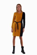 Stilinga dviejų spalvų suknelė iš trikotažo sujuosiama diržu