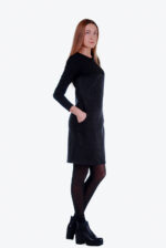 Stilinga dviejų audinių suknelė iš trikotažo, tiesaus silueto su kišenėmis