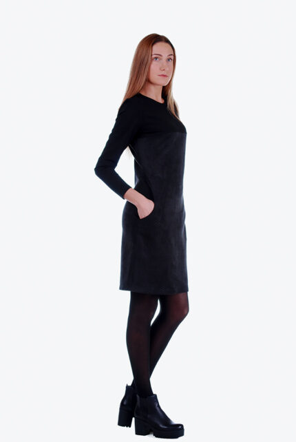 Stilinga dviejų audinių suknelė iš trikotažo, tiesaus silueto su kišenėmis