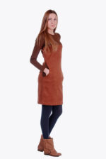 Stilinga tiesaus silueto trikotažinė suknelė iki kelių su kišenėmis