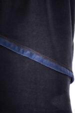 Stilinga trikotažinė suknelė laisvalaikiui, dviejų spalvų: dekoro detalė