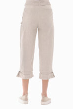 Šviesios moteriškos lininės kelnės su atlankais, pusilgės iš nugaros