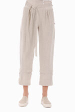 Šviesios moteriškos lininės kelnės su atlankais, pusilgės iš nugaros