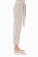 Šviesios moteriškos lininės kelnės su atlankais, pusilgės iš šono