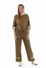 Moteriškas lininis bliuzonas su kitos spalvos gobtuvu, reguliuojamo ilgio rankovėmis ir sutraukiama apačia