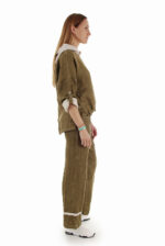 Moteriškas lininis bliuzonas su kitos spalvos gobtuvu, reguliuojamo ilgio rankovėmis ir sutraukiama apačia, skirtingo ilgio priekyje ir nugaroje