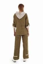 Moteriškas lininis bliuzonas su kitos spalvos gobtuvu, reguliuojamo ilgio rankovėmis - nugara