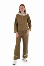 Moteriškas lininis bliuzonas su kitos spalvos gobtuvu, ilgomis rankovėmis