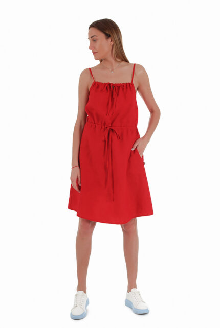 Raudona laisvo kirpimo vidutinio ilgio lininė suknelė su petnešėlėmis: šonuose - įleistos kišenės