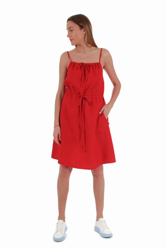 Raudona laisvo kirpimo vidutinio ilgio lininė suknelė su petnešėlėmis: šonuose - įleistos kišenės