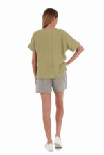 Moteriški trumpi lininiai šortai iš nugaros