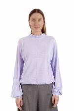 Stilinga palaidinė ilgomis plačiomis rankovėmis