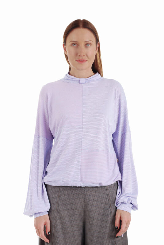 Stilinga palaidinė ilgomis plačiomis rankovėmis