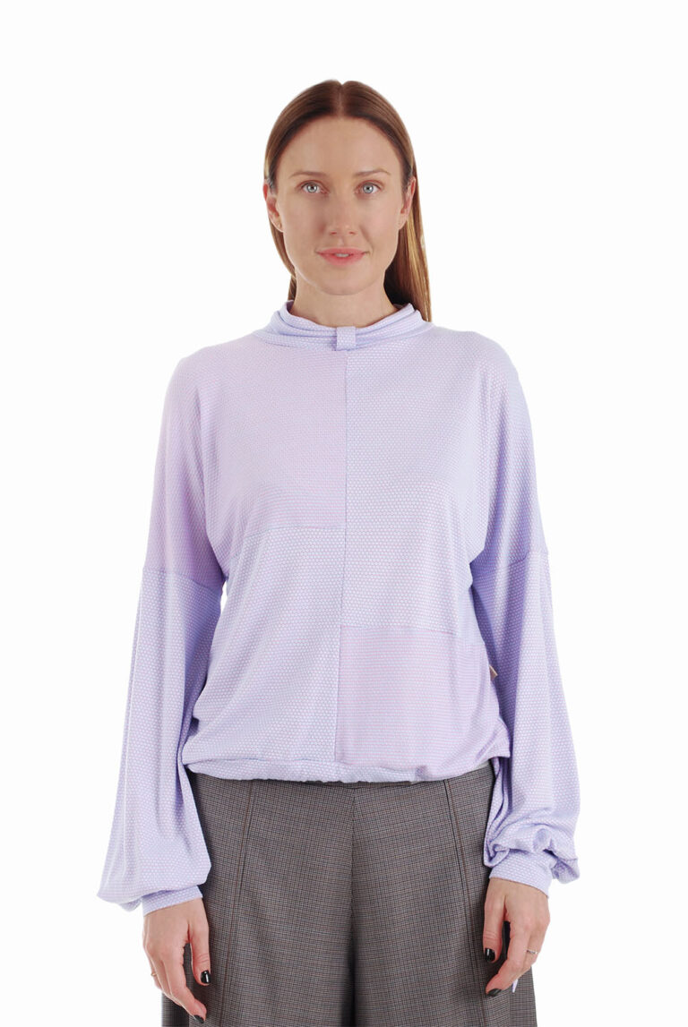 Stilinga palaidinė ilgomis plačiomis rankovėmis