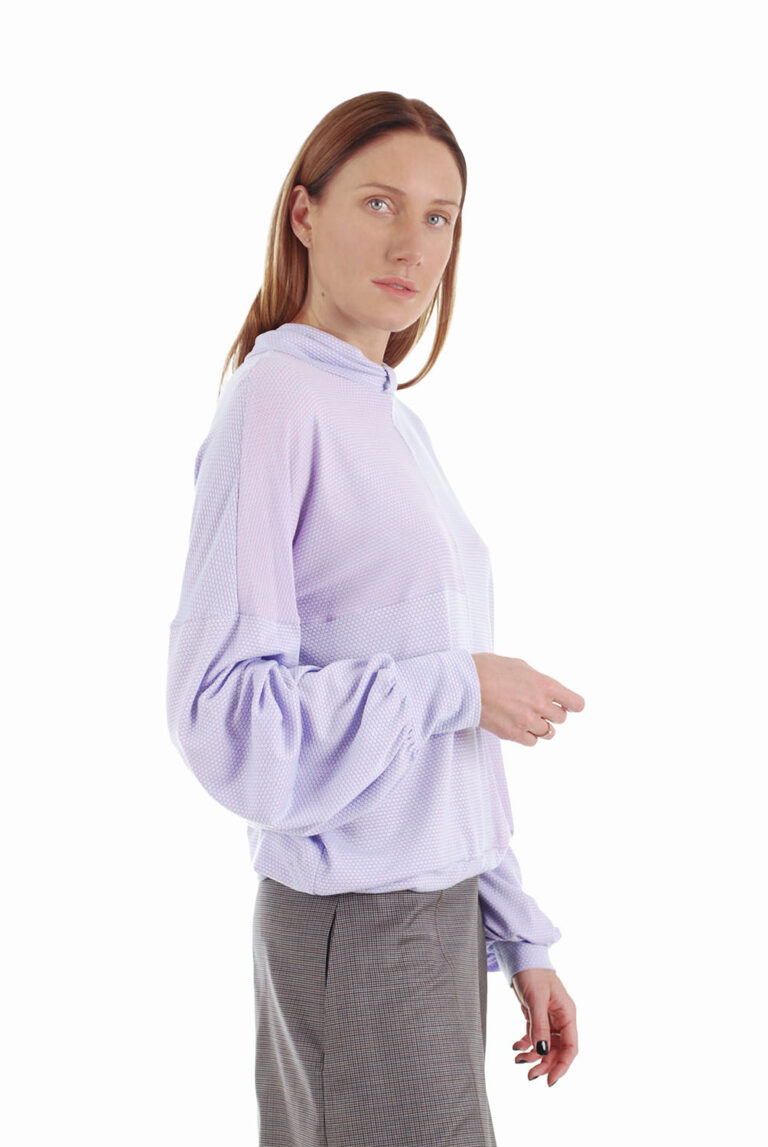 Stilinga palaidinė ilgomis plačiomis rankovėmis alyvinės spalvos