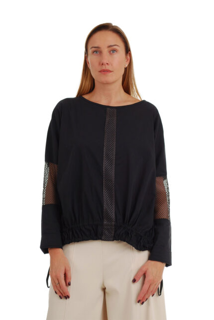 Stilinga juoda palaidinė iš lino ilgomis rankovėmis dekoruota tinkleliu sutraukiama apačioje